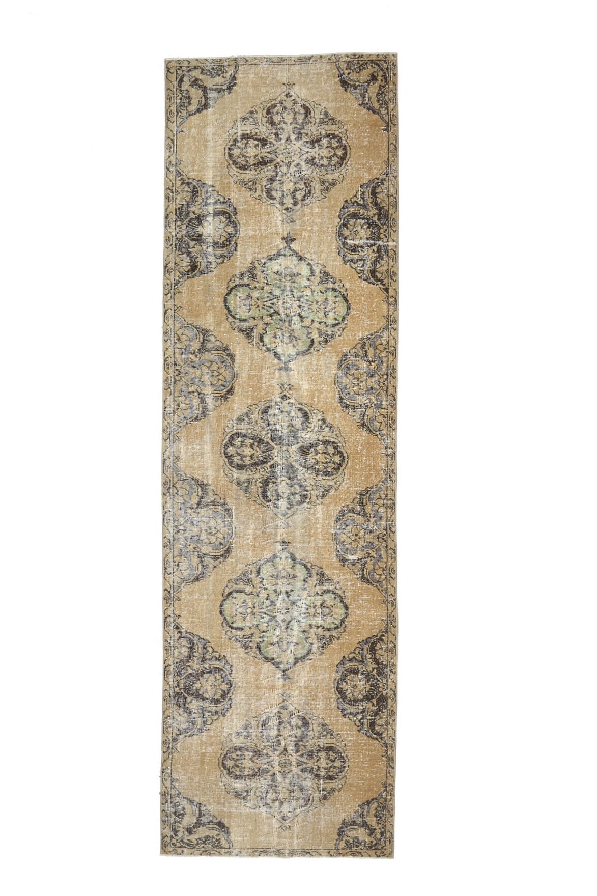 El yapımı vintage yolluk 97x345 cm oryantal desenli yün - ışık altında renk detayı