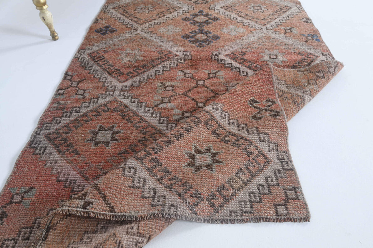 El yapımı vintage yolluk 102x320 cm i̇kat desenli yün - ışık altında renk detayı