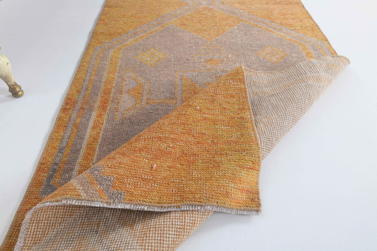 El yapımı vintage yolluk 79x239 cm geometrik desenli yün - ışık altında renk detayı