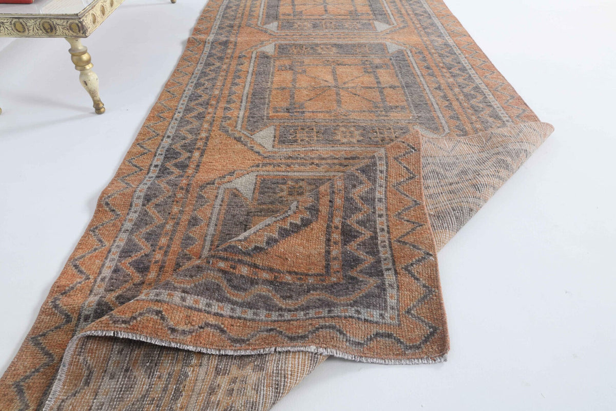 El yapımı vintage yolluk 109x351 cm tribal desenli yün - ışık altında renk detayı