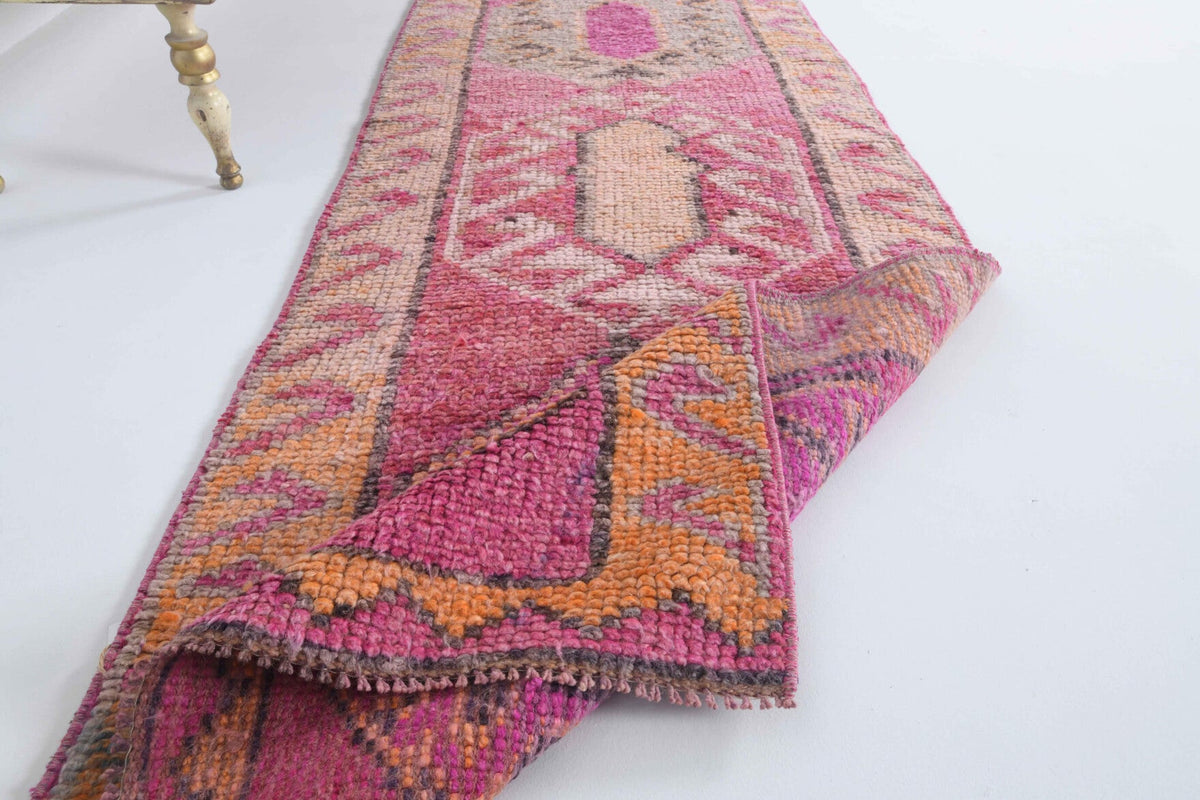 El yapımı vintage yolluk 89x292 cm oryantal desenli yün - ışık altında renk detayı