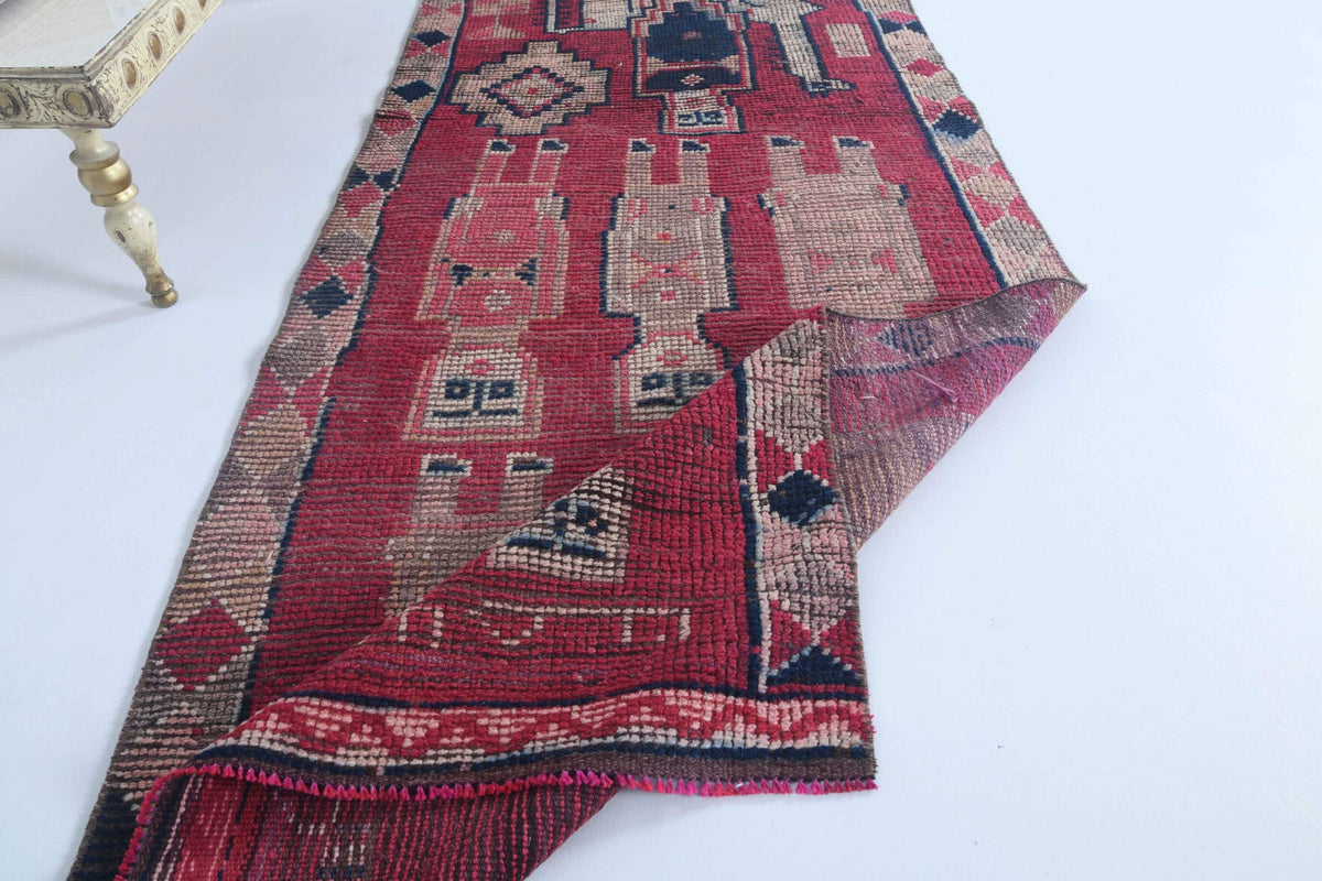 El yapımı vintage yolluk 91x287 cm i̇nsan figürlü desenli yün - ışık altında renk detayı