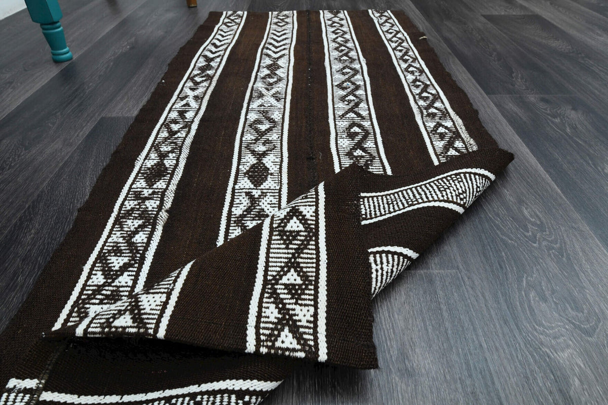 El yapımı vintage halı 66x157 cm çizgili desenli yün - ışık altında renk detayı