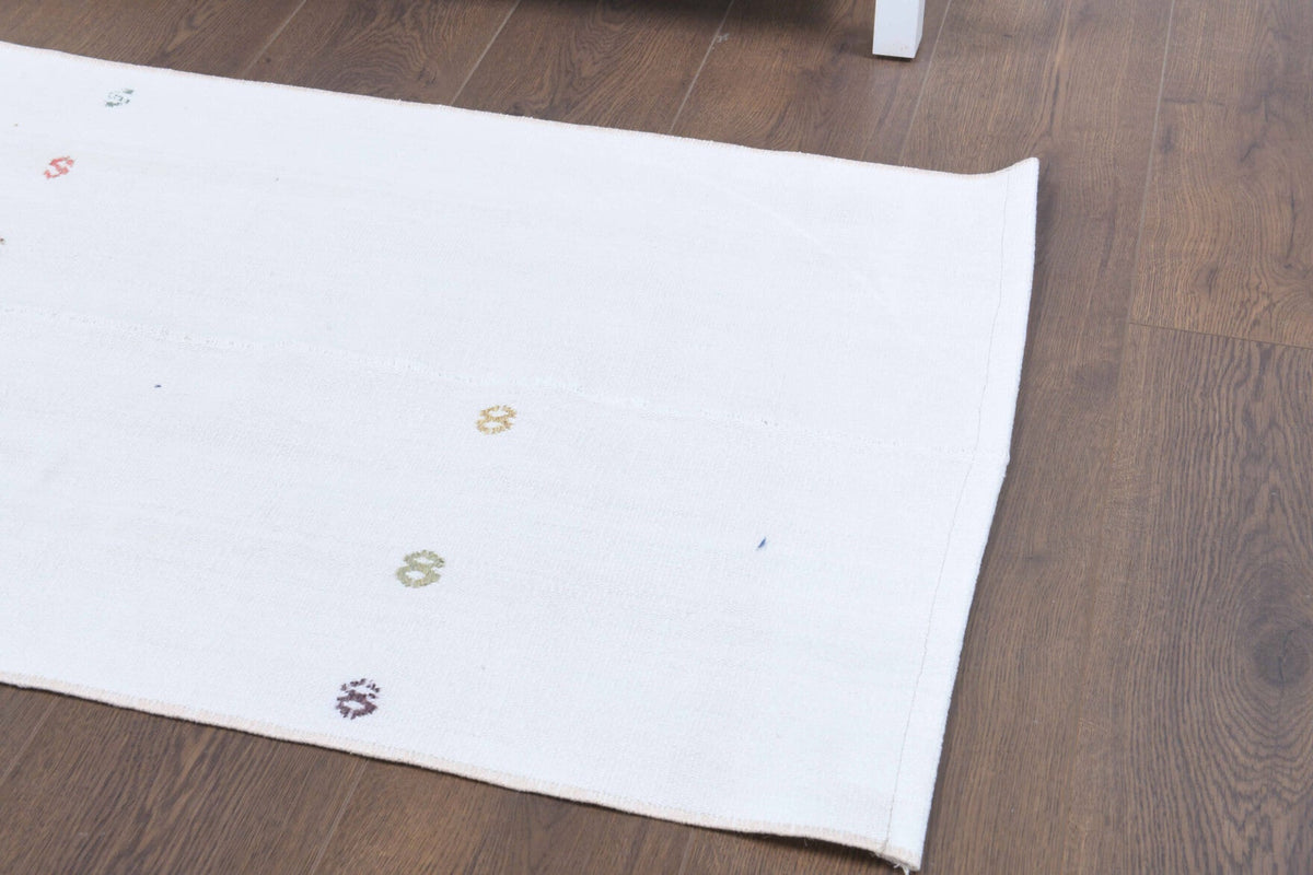 El yapımı vintage halı 64x117 cm düz desenli yün - kenar ve saçak detayı