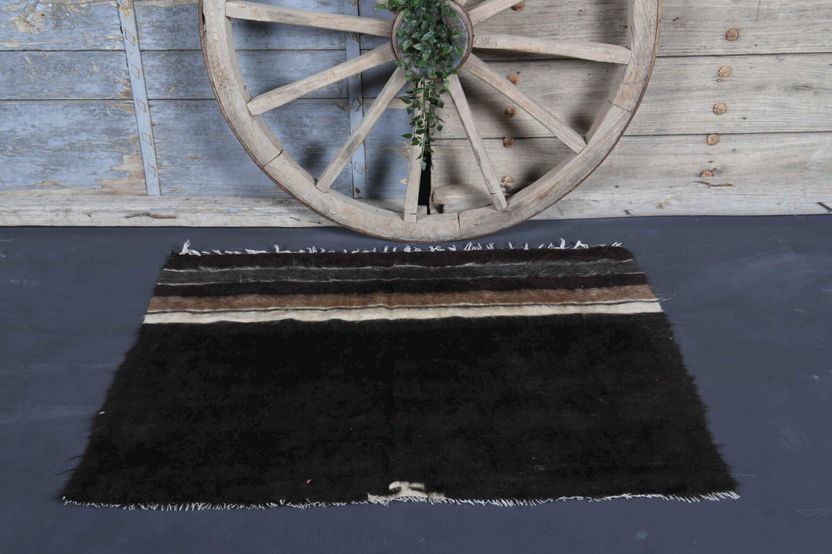 El yapımı vintage halı 94x132 cm düz desenli yün - kenar ve saçak detayı
