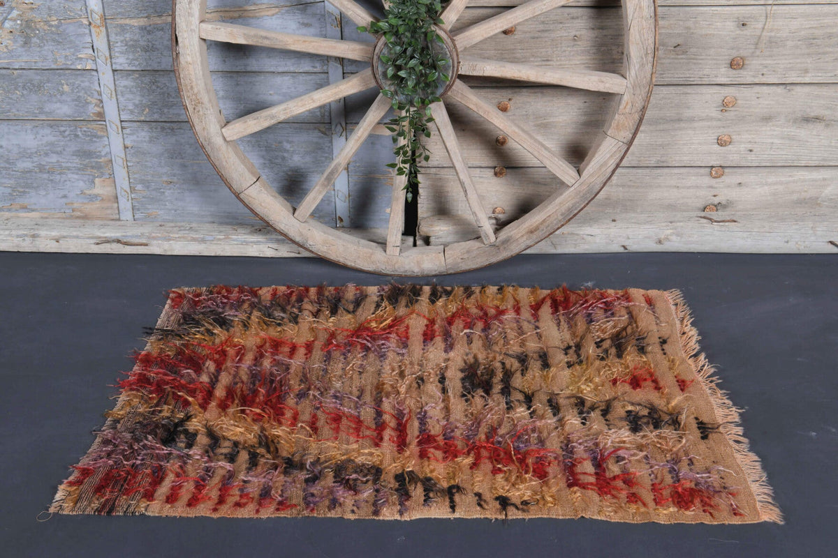 El yapımı vintage halı 81x132 cm çizgili desenli yün - kenar ve saçak detayı