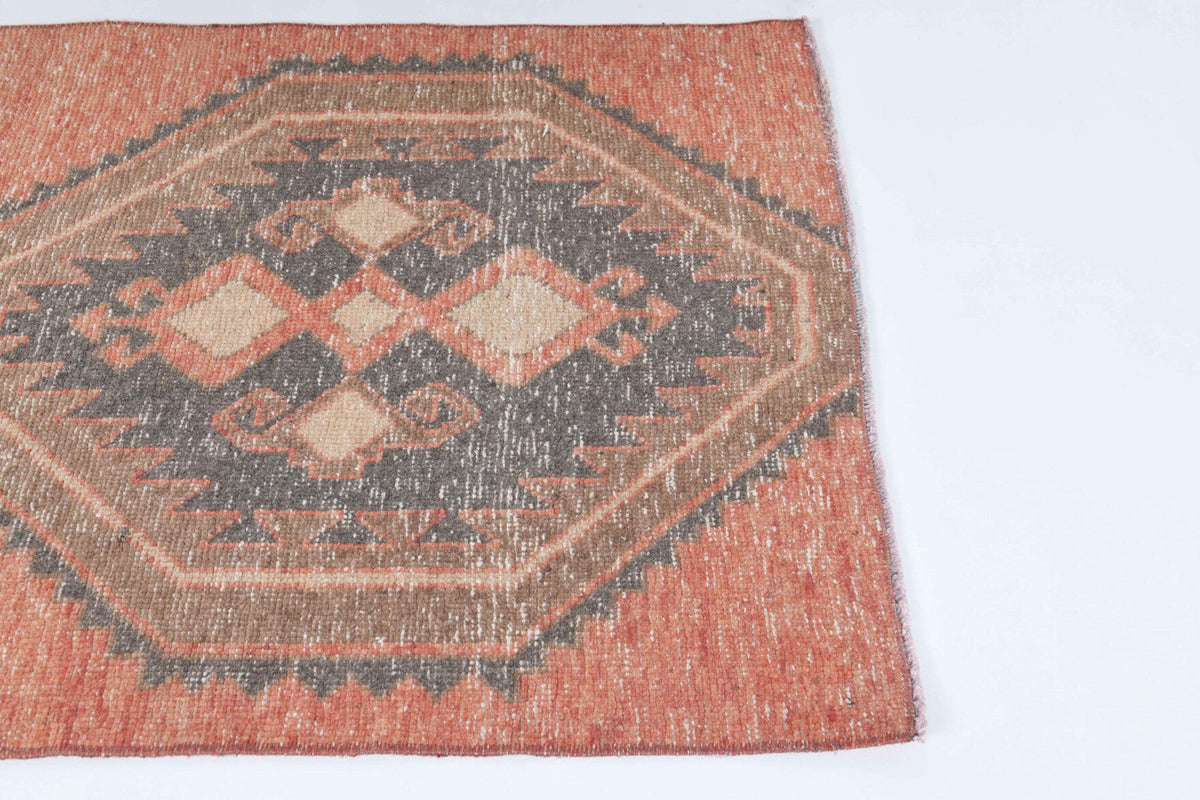El yapımı vintage halı 94x102 cm geometrik desenli yün - yakın çekim doku detayı