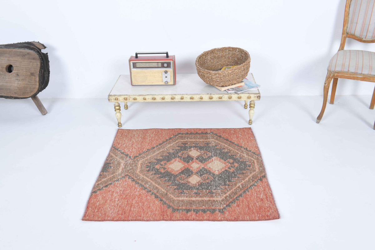El yapımı vintage halı 94x102 cm geometrik desenli yün - kenar ve saçak detayı