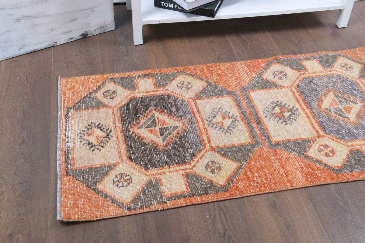 El yapımı vintage halı 71x165 cm geometrik desenli yün - mekan görünümü