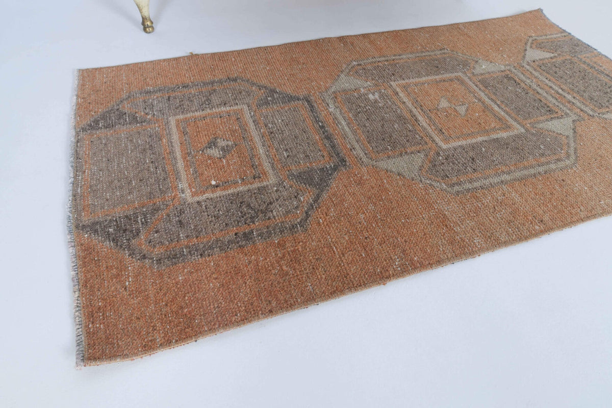 El yapımı vintage halı 74x132 cm oryantal desenli yün - kenar ve saçak detayı