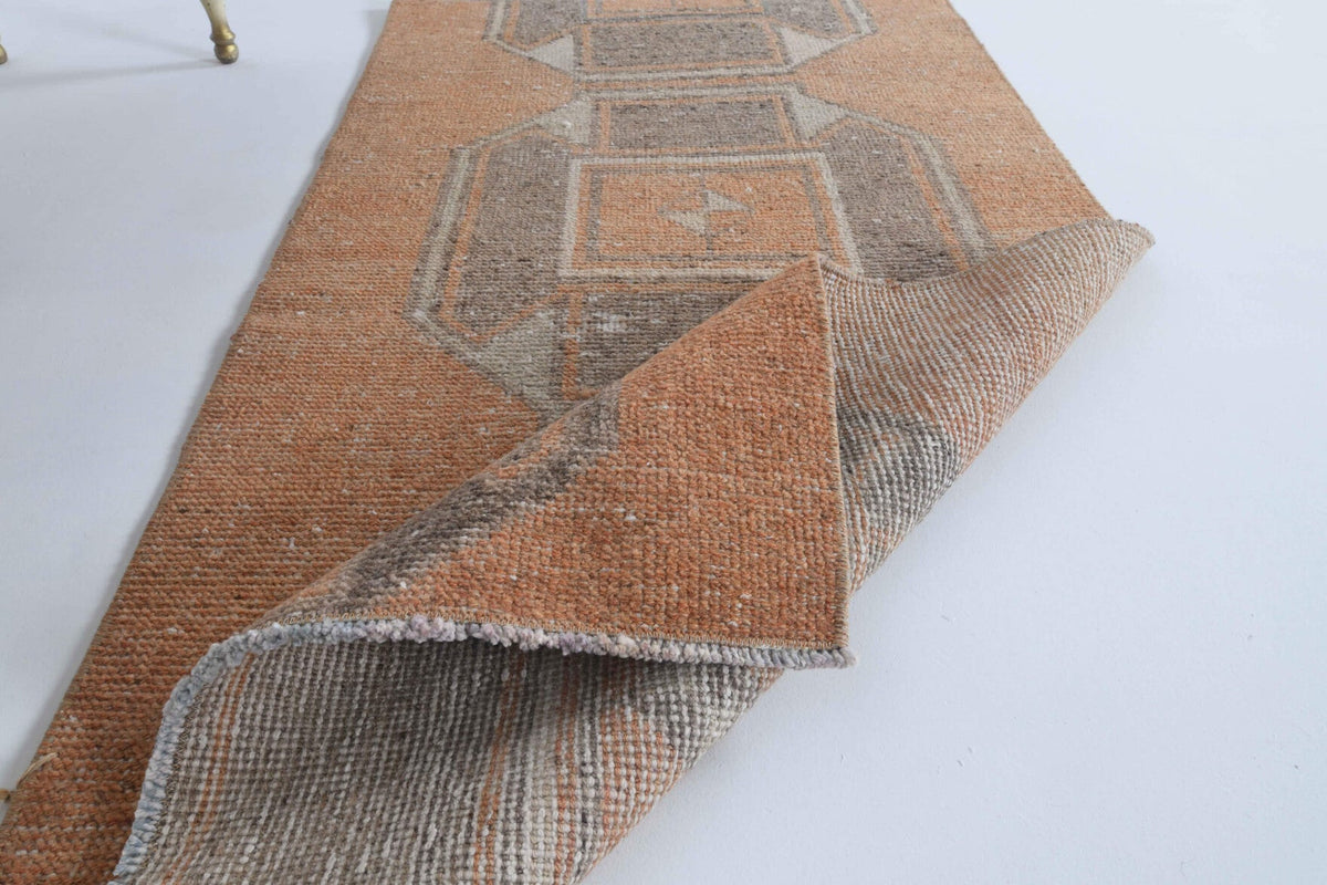 El yapımı vintage halı 74x132 cm oryantal desenli yün - ışık altında renk detayı