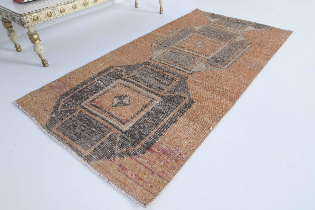 El yapımı vintage halı 74x142 cm geometrik desenli yün - yakın çekim doku detayı