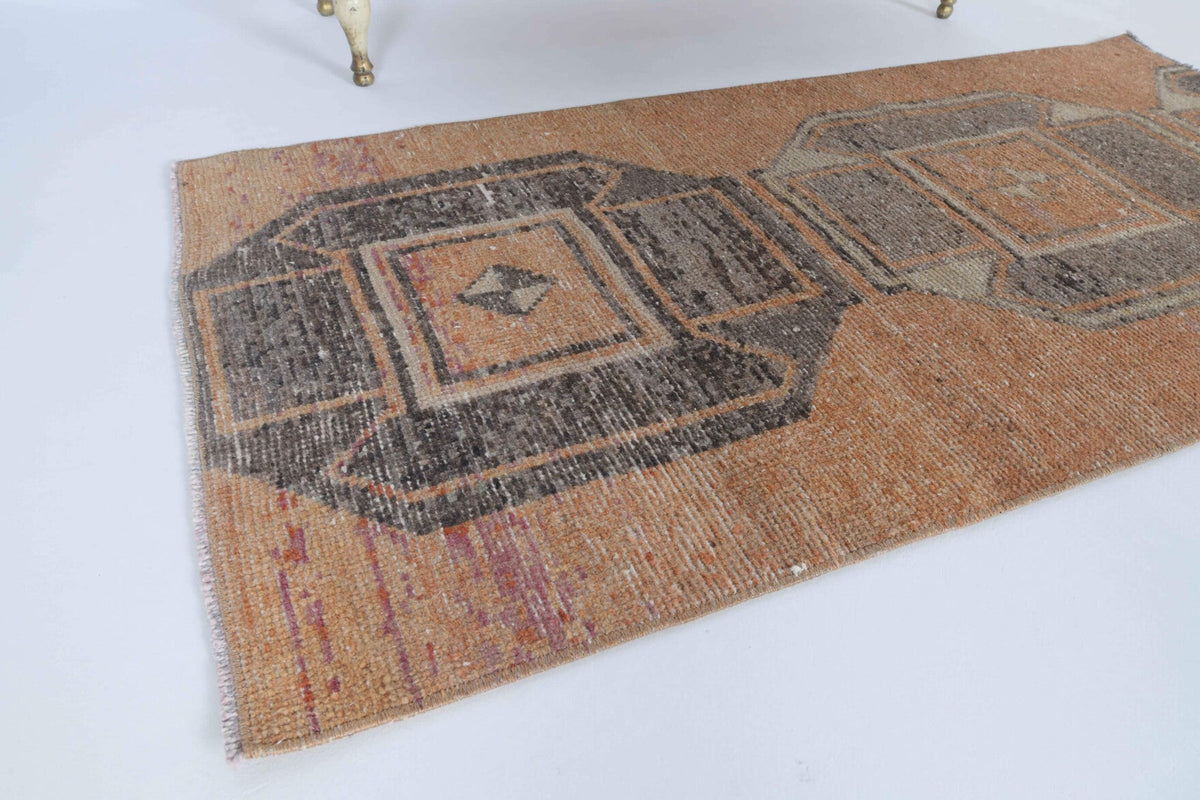 El yapımı vintage halı 74x142 cm geometrik desenli yün - kenar ve saçak detayı