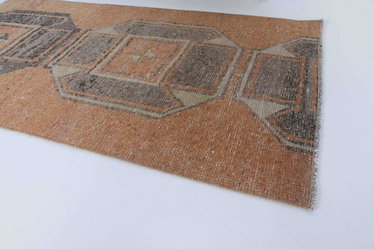 El yapımı vintage halı 74x142 cm geometrik desenli yün - mekan görünümü