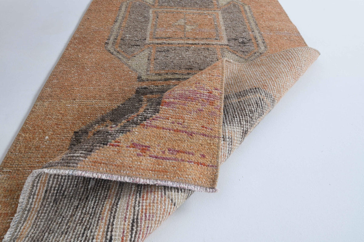 El yapımı vintage halı 74x142 cm geometrik desenli yün - ışık altında renk detayı