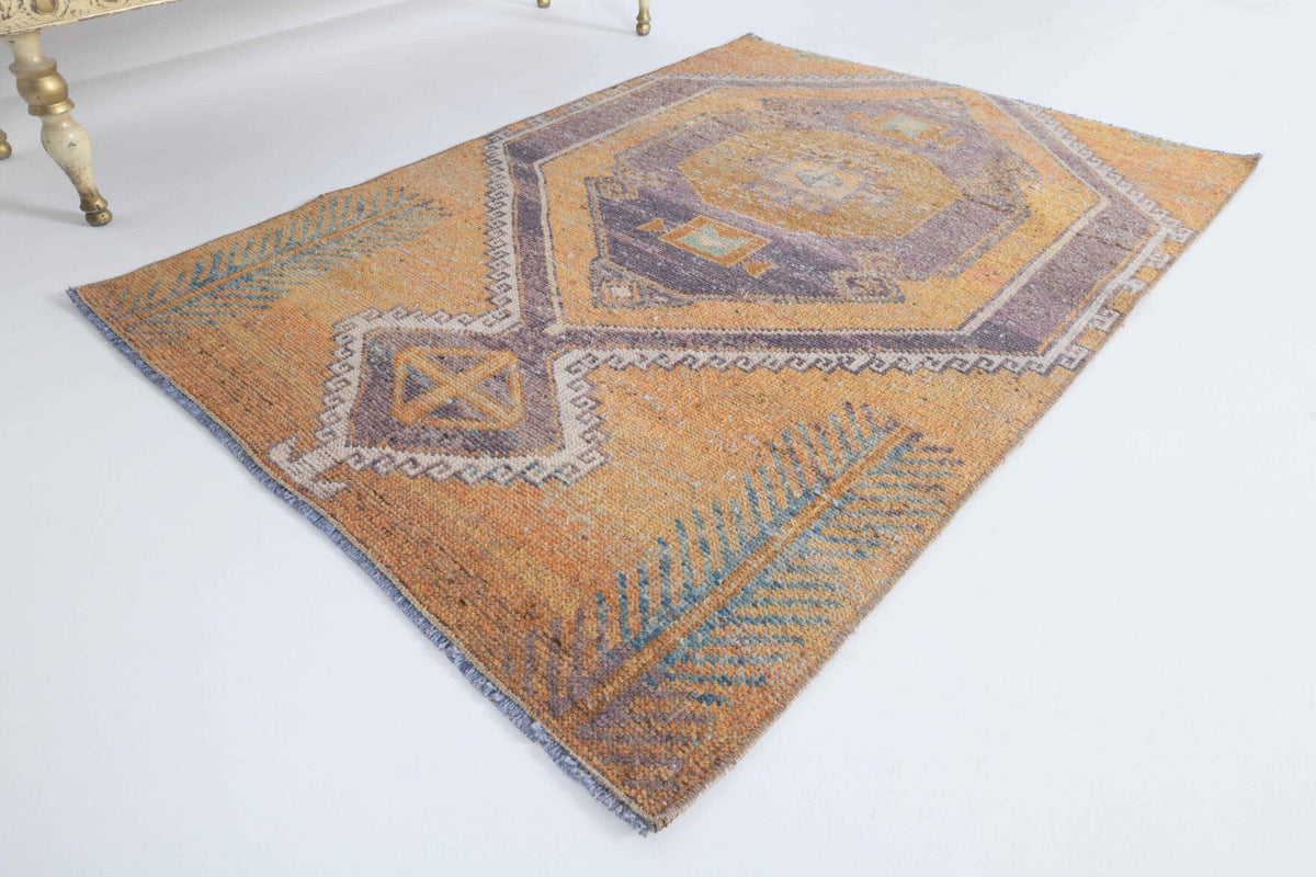 El yapımı vintage halı 89x122 cm geometrik desenli yün - yakın çekim doku detayı