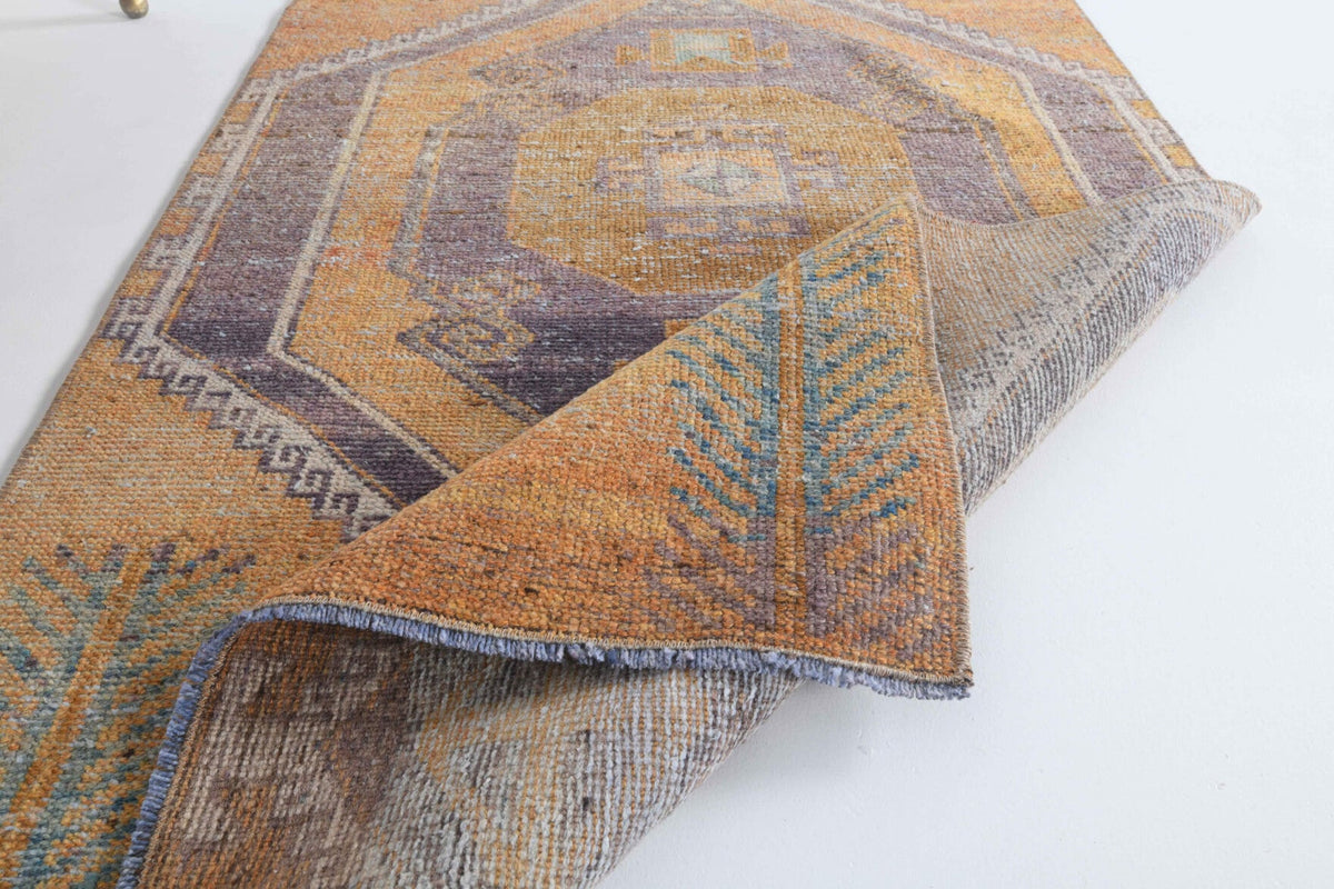 El yapımı vintage halı 89x122 cm geometrik desenli yün - ışık altında renk detayı