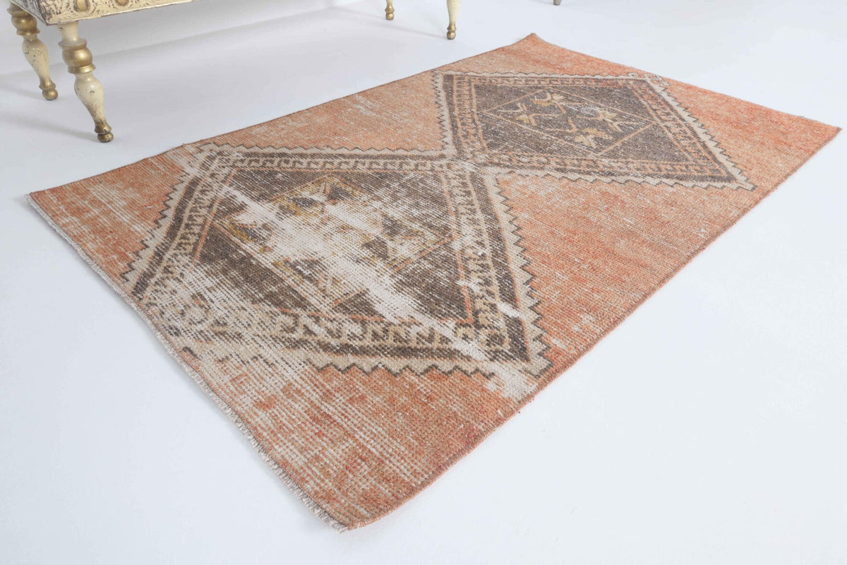 El yapımı vintage halı 81x132 cm geometrik desenli yün - yakın çekim doku detayı