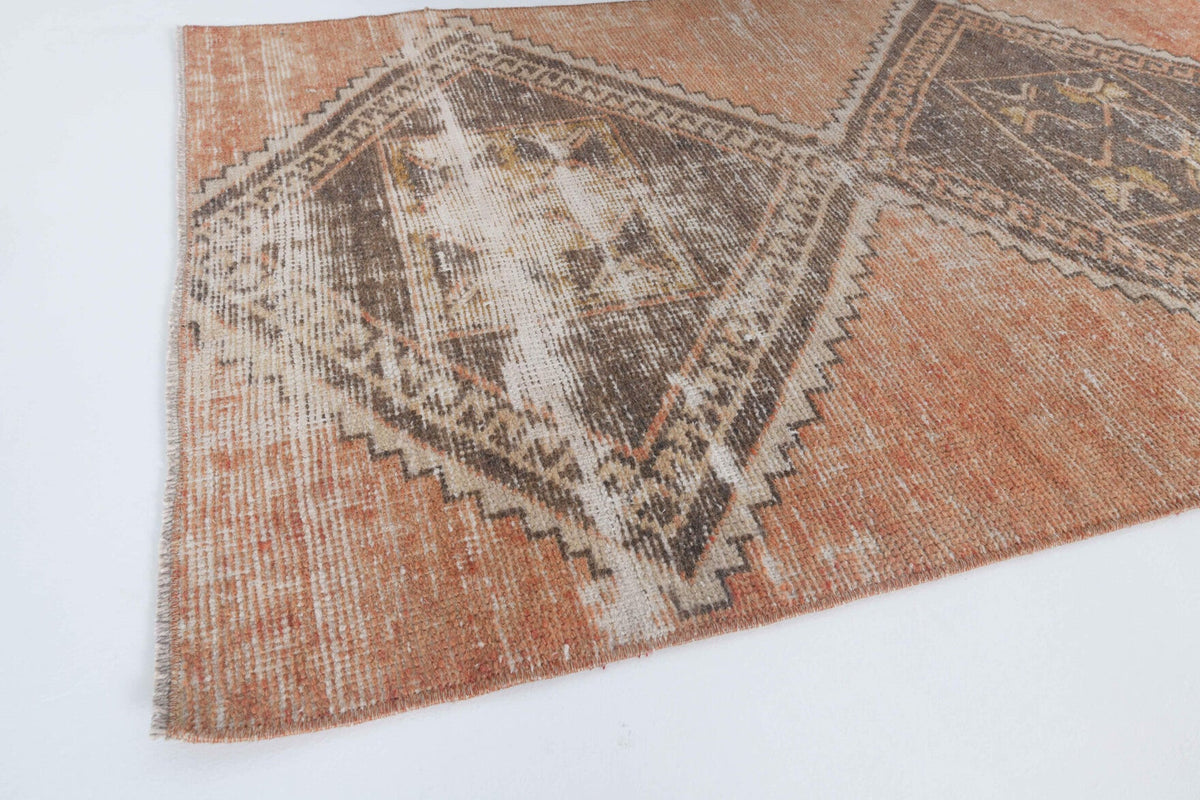 El yapımı vintage halı 81x132 cm geometrik desenli yün - kenar ve saçak detayı