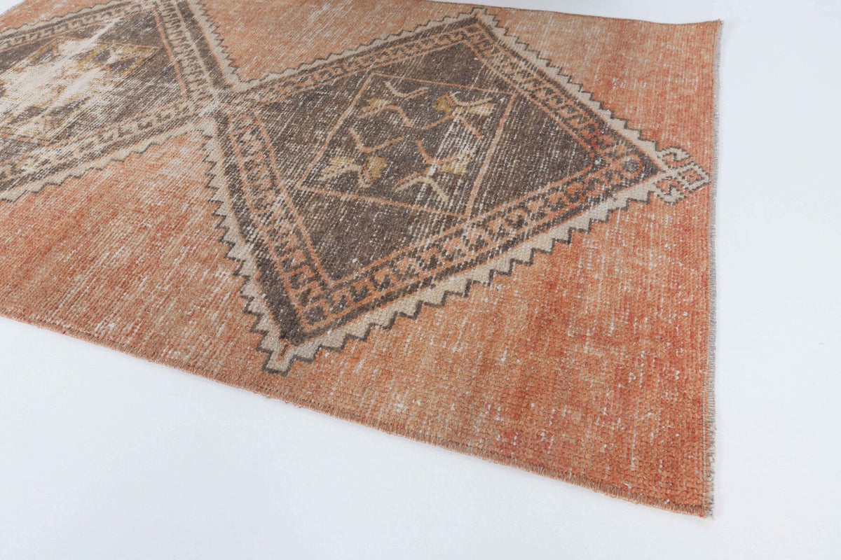 El yapımı vintage halı 81x132 cm geometrik desenli yün - mekan görünümü