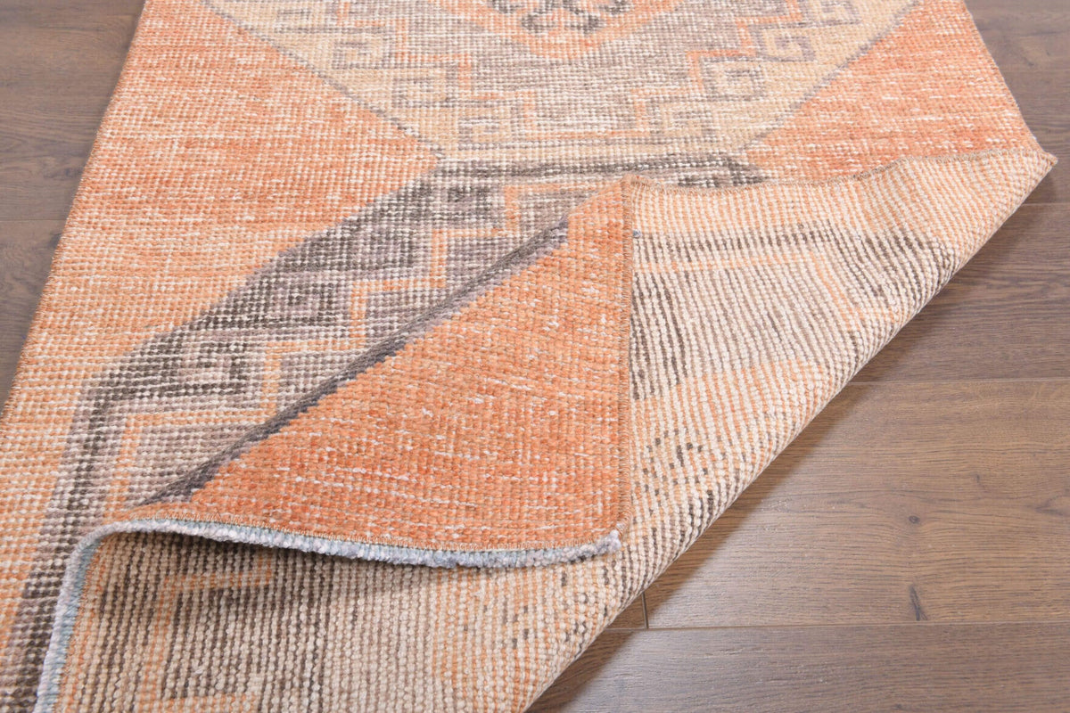 El yapımı vintage halı 81x117 cm geometrik desenli yün - ışık altında renk detayı