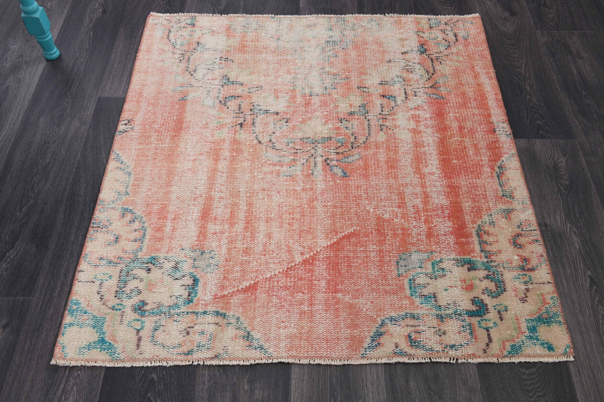 1970'lerden Anadolu kökenli oryantal desenli el dokuma vintage kare halı, 113x119 cm