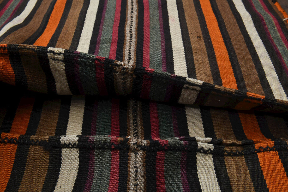 El yapımı vintage halı 71x127 cm oryantal desenli yün - ışık altında renk detayı
