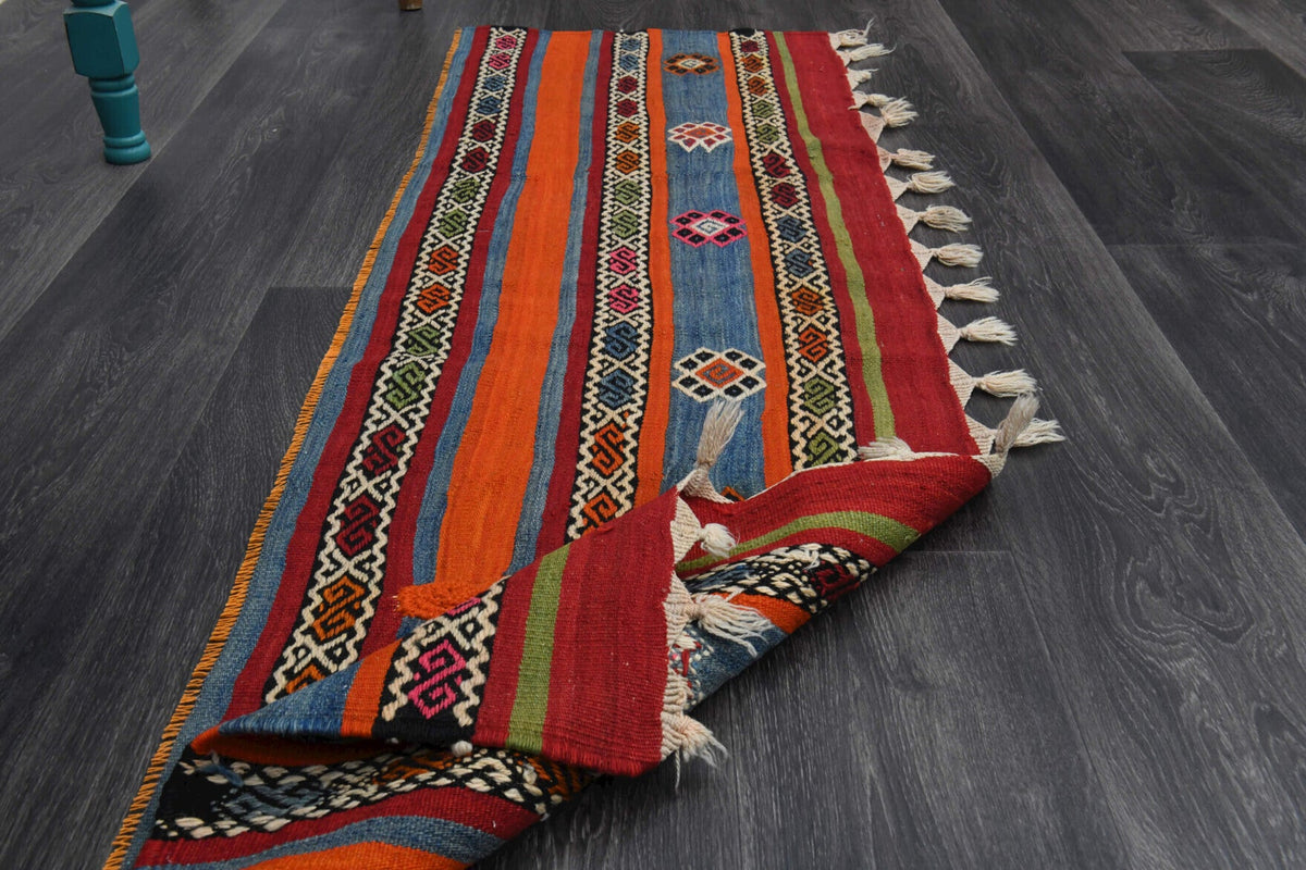 El yapımı vintage yolluk 51x170 cm oryantal desenli yün - ışık altında renk detayı